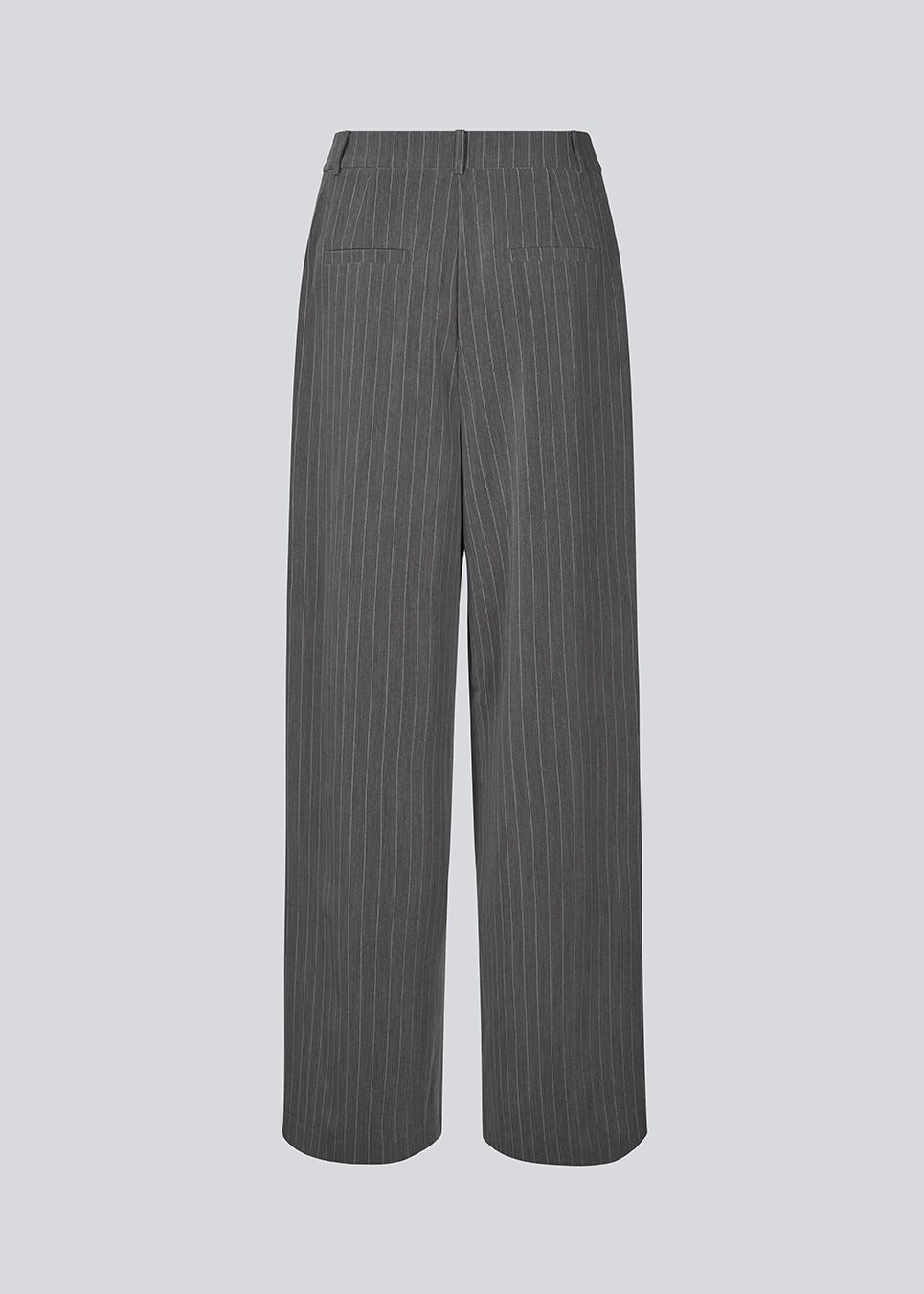 Pants in grey pinstripe with wide legs. KemmaMD pants has side pockets, a medium high waist, zipper and paspoil back pockets.