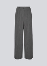 Pants in grey pinstripe with wide legs. KemmaMD pants has side pockets, a medium high waist, zipper and paspoil back pockets.