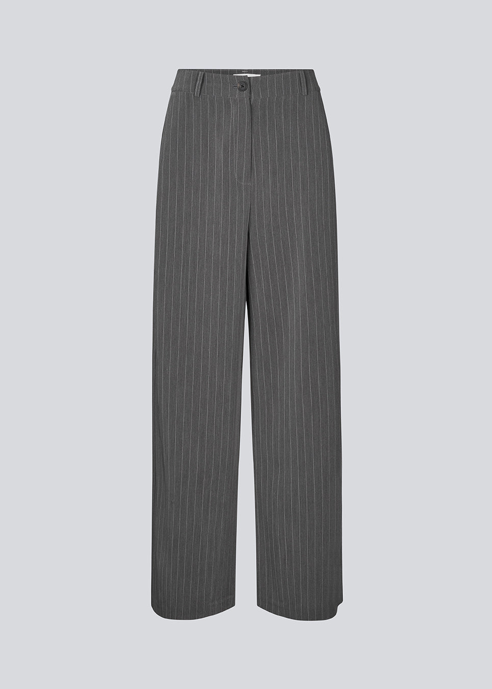 Pants in grey pinstripe with wide legs. KemmaMD pants has side pockets, a medium high waist, zipper and paspoil back pockets.