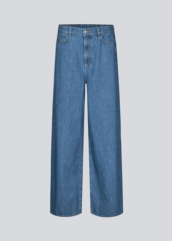 Cotton jeans with stretch and straight wide legs. KenaMD pants has 5 pockets, a medium high waist, and an elastic waistband.