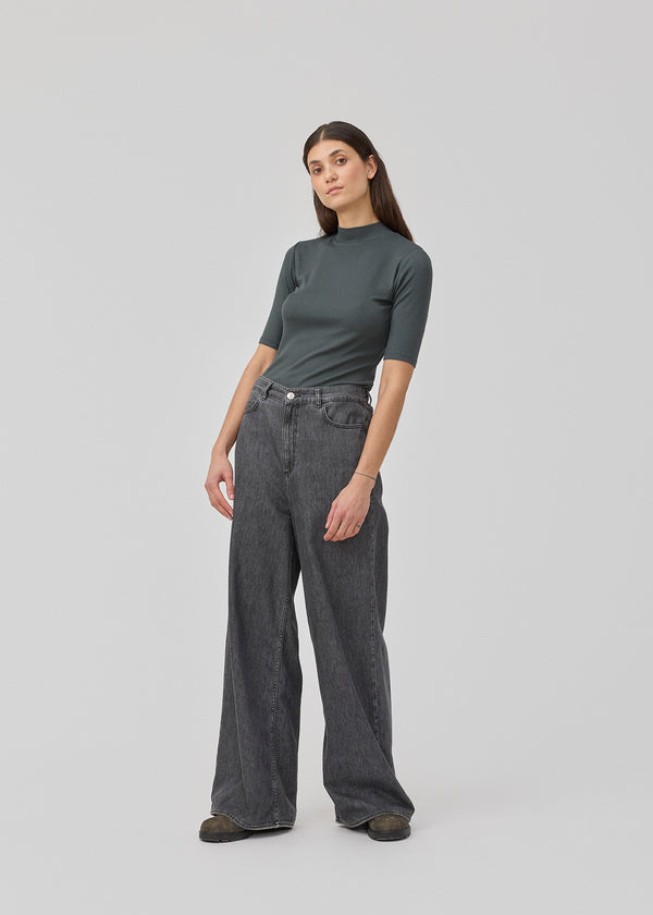 Cotton grey jeans with stretch and straight wide legs. KenaMD pants have 5 pockets, a medium-high waist, and an elastic waistband.Cotton grey jeans with stretch and straight wide legs. KenaMD pants have 5 pockets, a medium-high waist, and an elastic waistband.