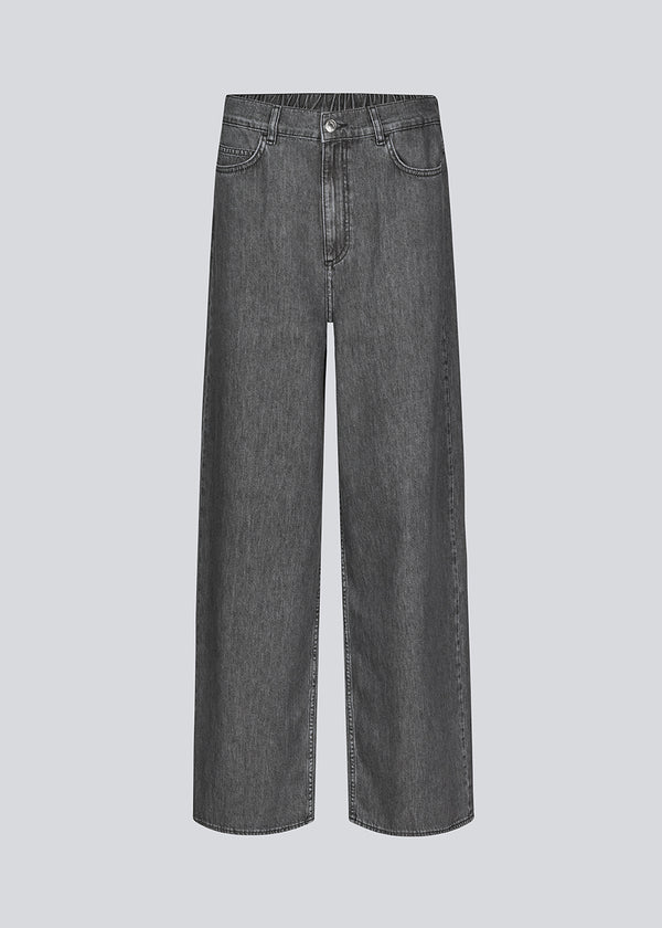 Cotton grey jeans with stretch and straight wide legs. KenaMD pants have 5 pockets, a medium-high waist, and an elastic waistband.