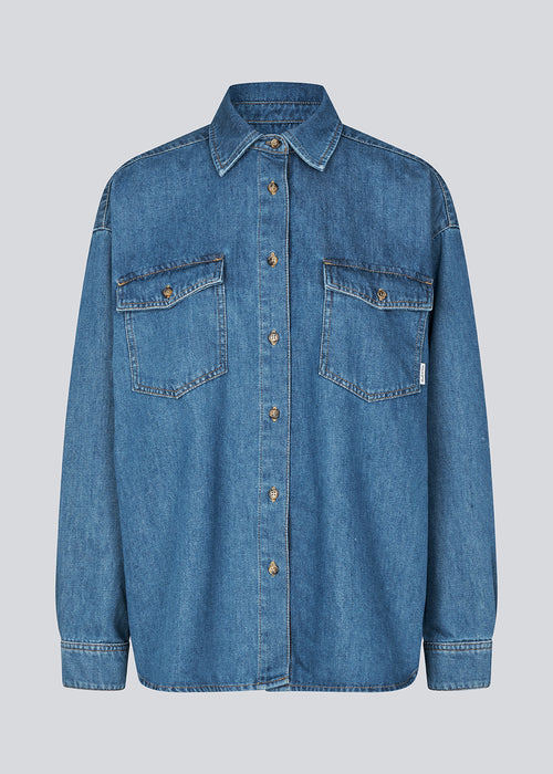 Oversize shirt in cotton denim. KenaMD shirt has two chest pockets, shirt collar and a cuff with button closure.