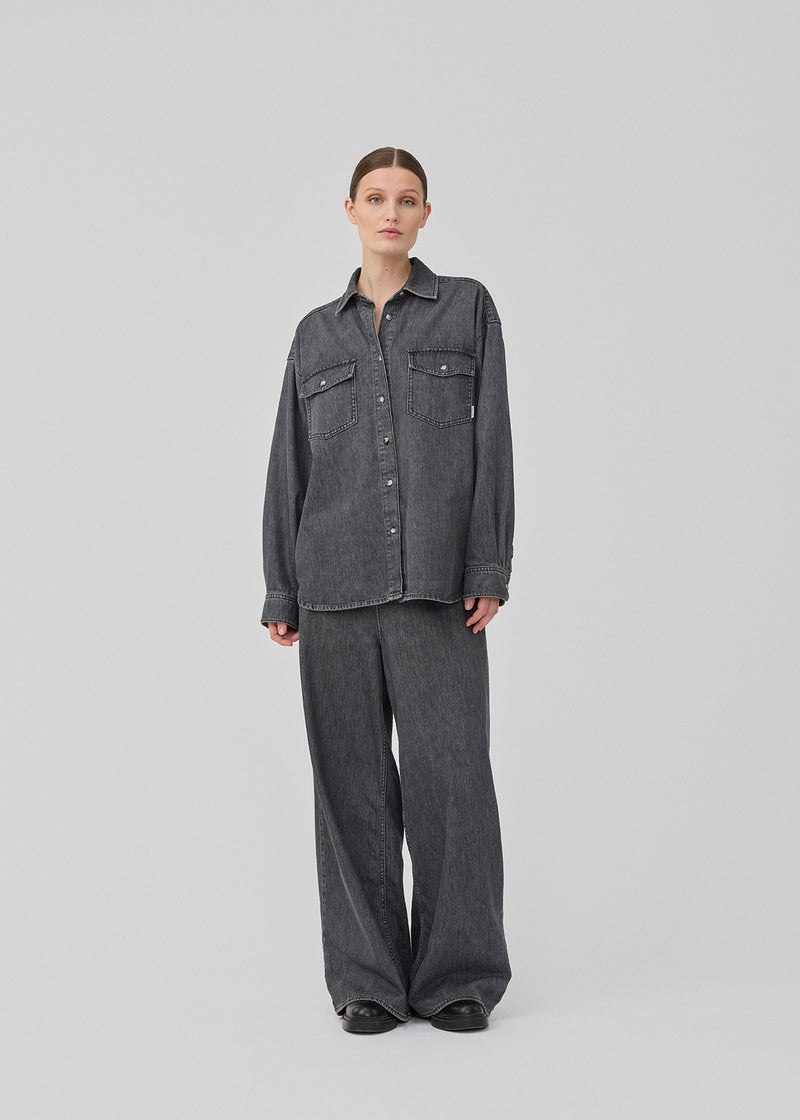 Oversize grey shirt in cotton denim. KenaMD shirt has two chest pockets, shirt collar and a cuff with button closure.
