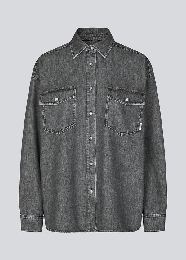 Oversize grey shirt in cotton denim. KenaMD shirt has two chest pockets, shirt collar and a cuff with button closure.
