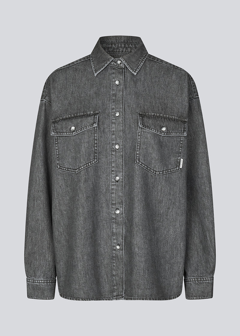 Oversize grey shirt in cotton denim. KenaMD shirt has two chest pockets, shirt collar and a cuff with button closure.
