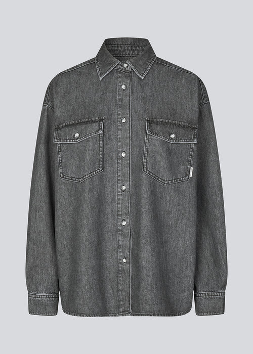 Oversize grey shirt in cotton denim. KenaMD shirt has two chest pockets, shirt collar and a cuff with button closure.
