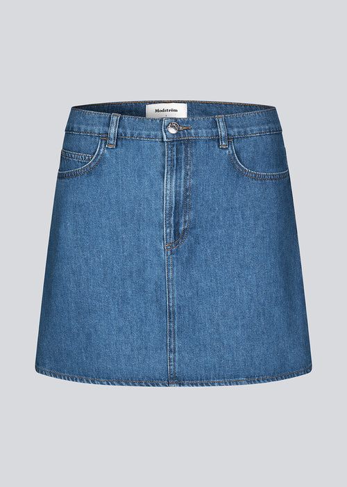 Short skirt in cotton denim. KenaMD short skirt has a classic A-line and 5 pockets.