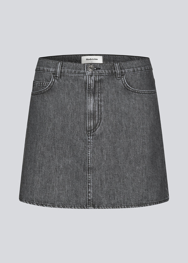 Short skirt in grey in cotton denim. KenaMD short skirt has a classic A-line and 5 pockets.