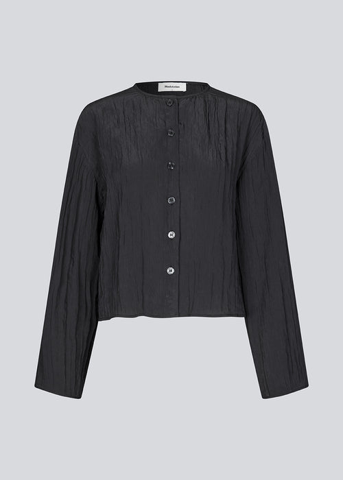 Loose shirt in a structured material. KevinMD shirt in Black has a button closure in front and long sleeves.