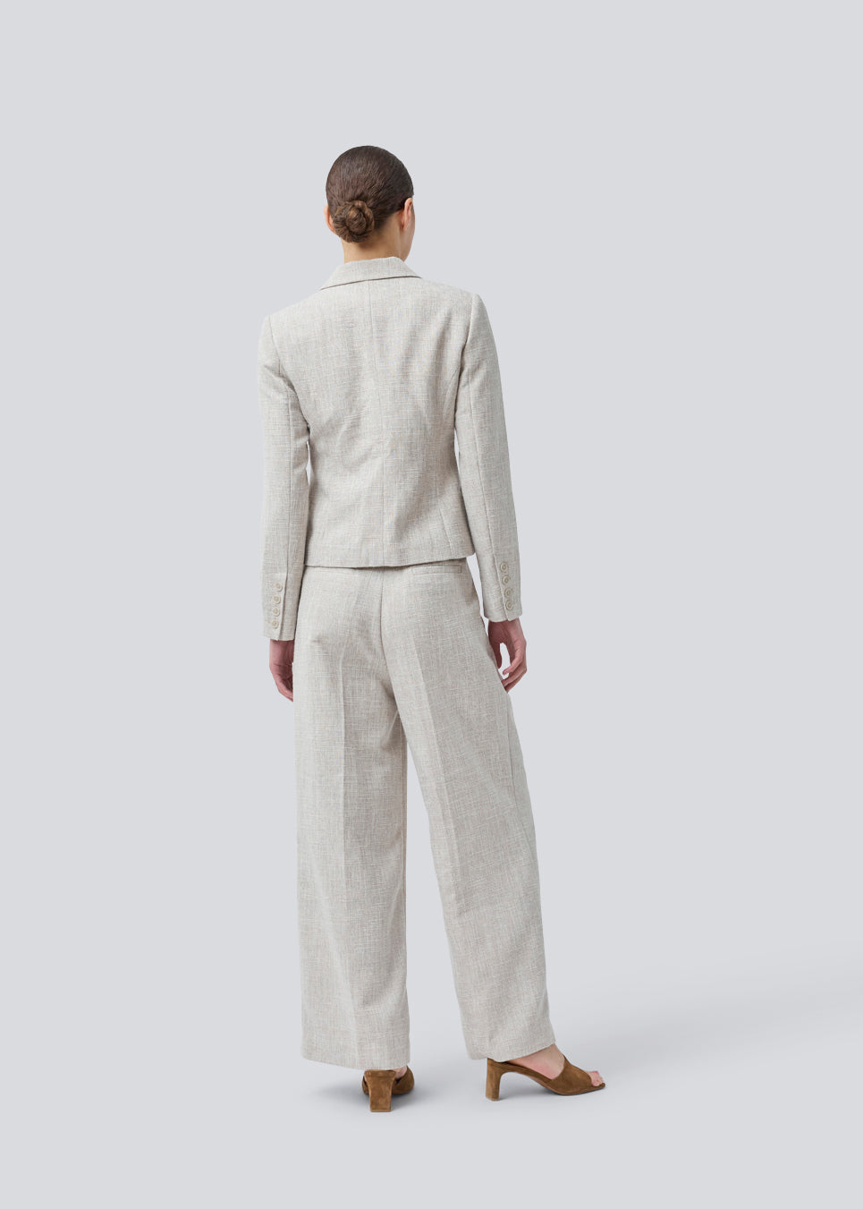 Our popular Kiera suit is back, now in a new summer color.
Suit pants in beige melange in a structured material with wide legs. KieraMD pants have a high waist, a zipper, side pockets, and paspoil pockets in the back.