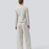 Our popular Kiera suit is back, now in a new summer color.
Suit pants in beige melange in a structured material with wide legs. KieraMD pants have a high waist, a zipper, side pockets, and paspoil pockets in the back.