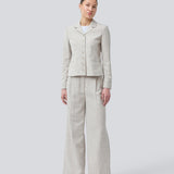 Our popular Kiera suit is back, now in a new summer color.
Suit pants in beige melange in a structured material with wide legs. KieraMD pants have a high waist, a zipper, side pockets, and paspoil pockets in the back.