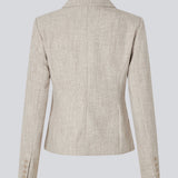Short fitted blazer in beige melange in a structured material. KieraMD jacket has two pockets at the front and a slit at the sleeves with button closure.
