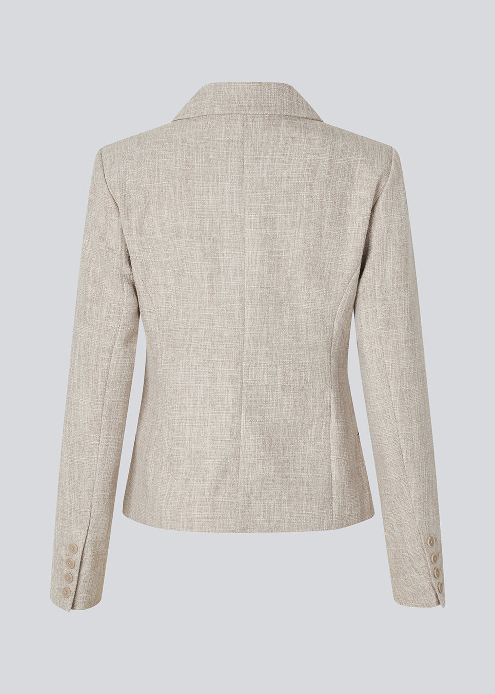 Short fitted blazer in beige melange in a structured material. KieraMD jacket has two pockets at the front and a slit at the sleeves with button closure.
