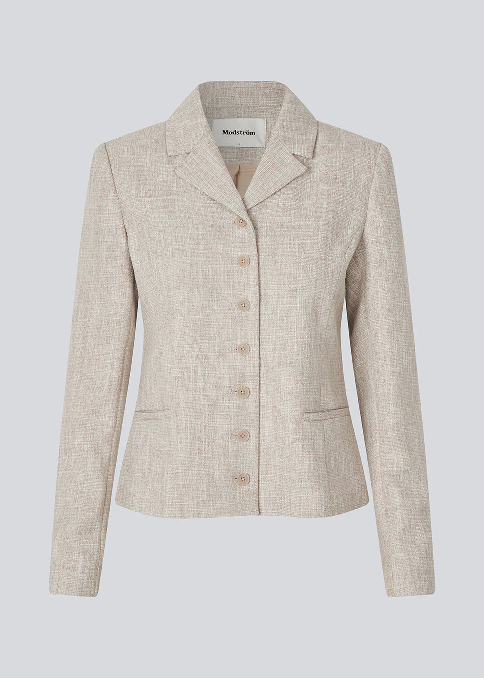 Short fitted blazer in beige melange in a structured material. KieraMD jacket has two pockets at the front and a slit at the sleeves with button closure.
