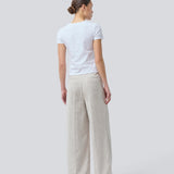 Our popular Kiera suit is back, now in a new summer color.
Suit pants in beige melange in a structured material with wide legs. KieraMD pants have a high waist, a zipper, side pockets, and paspoil pockets in the back.