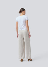 Our popular Kiera suit is back, now in a new summer color.
Suit pants in beige melange in a structured material with wide legs. KieraMD pants have a high waist, a zipper, side pockets, and paspoil pockets in the back.
