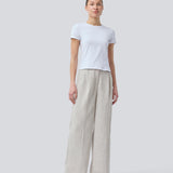 Our popular Kiera suit is back, now in a new summer color.
Suit pants in beige melange in a structured material with wide legs. KieraMD pants have a high waist, a zipper, side pockets, and paspoil pockets in the back.