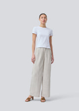 Our popular Kiera suit is back, now in a new summer color.
Suit pants in beige melange in a structured material with wide legs. KieraMD pants have a high waist, a zipper, side pockets, and paspoil pockets in the back.
