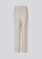 Our popular Kiera suit is back, now in a new summer color.
Suit pants in beige melange in a structured material with wide legs. KieraMD pants have a high waist, a zipper, side pockets, and paspoil pockets in the back.