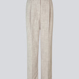 Our popular Kiera suit is back, now in a new summer color.
Suit pants in beige melange in a structured material with wide legs. KieraMD pants have a high waist, a zipper, side pockets, and paspoil pockets in the back.