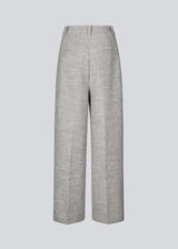 Suit pants in a structured material with wide legs. KieraMD pants has a high waist, zipper, side pockets and paspoil pockets in the back.