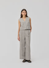 Suit pants in a structured material with wide legs. KieraMD pants has a high waist, zipper, side pockets and paspoil pockets in the back.