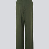 Suit pants in a dark green with wide legs and pleats at the top. KimanaMD pants has a medium-high waist, zipper, side pockets and paspoil pockets in the back.