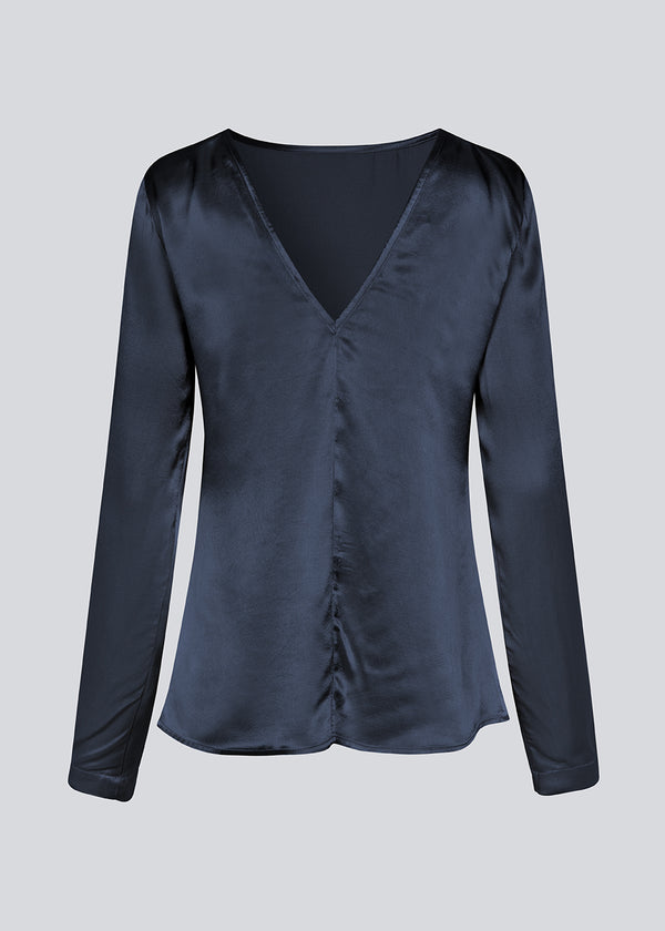 Fitted top with long sleeves in satin. Kindle LS top has loose sleeves and a deep back cut.