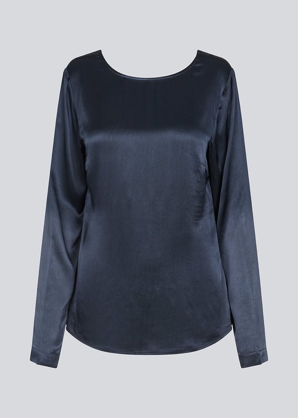 Fitted top with long sleeves in satin. Kindle LS top has loose sleeves and a deep back cut.