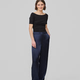 Loose pants in dark blue with wide legs in satin. KindleMD pants has side pockets and an invisible zipper on the side.