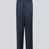 Loose pants in dark blue with wide legs in satin. KindleMD pants has side pockets and an invisible zipper on the side.
