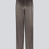 Loose pants in brown with wide legs in satin. KindleMD pants have side pockets and an invisible zipper on the side.