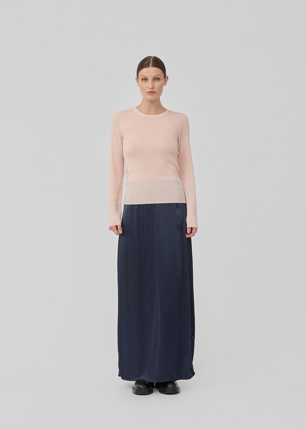 Loose maxi skirt i dark blue in satin. KindleMD skirt has a slit in the back and an invisible zipper in the side.