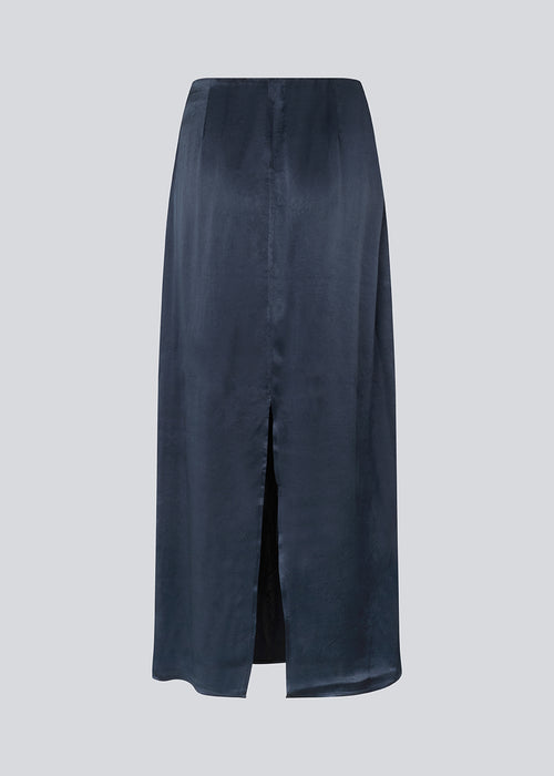 Loose maxi skirt i dark blue in satin. KindleMD skirt has a slit in the back and an invisible zipper in the side.