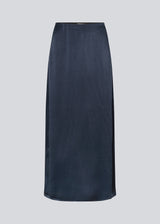 Loose maxi skirt i dark blue in satin. KindleMD skirt has a slit in the back and an invisible zipper in the side.