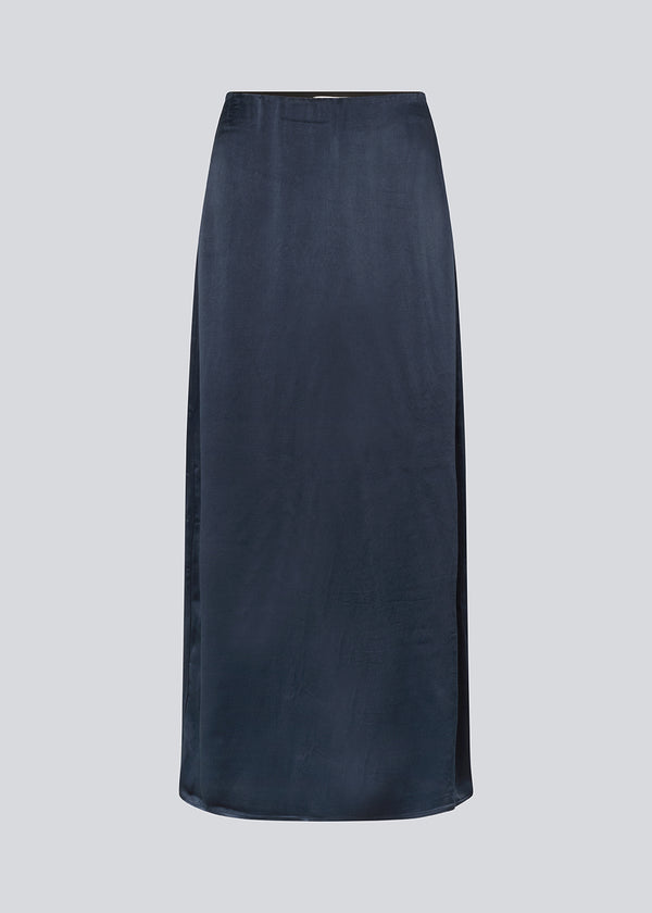 Loose maxi skirt i dark blue in satin. KindleMD skirt has a slit in the back and an invisible zipper in the side.