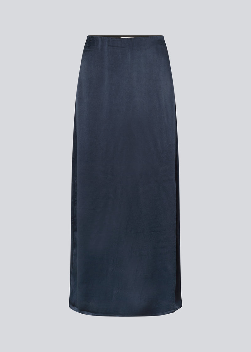 Loose maxi skirt i dark blue in satin. KindleMD skirt has a slit in the back and an invisible zipper in the side.