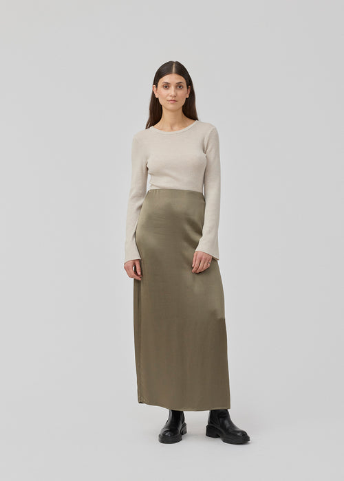 Loose elegant maxi skirt in viscose satin in brown. KindleMD skirt has a slit in the back and an invisible zipper on the side.