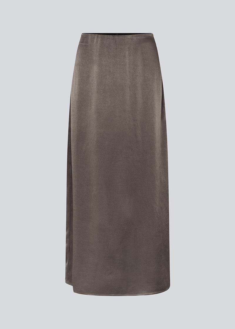 Loose elegant maxi skirt in viscose satin in brown. KindleMD skirt has a slit in the back and an invisible zipper on the side.