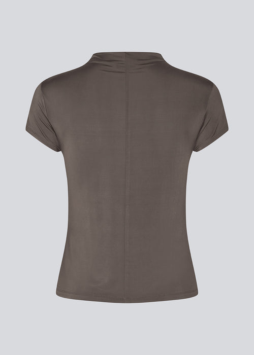 Fitted top in brown in an elastic material. KizzeyMD top has short sleeves and a high neck.