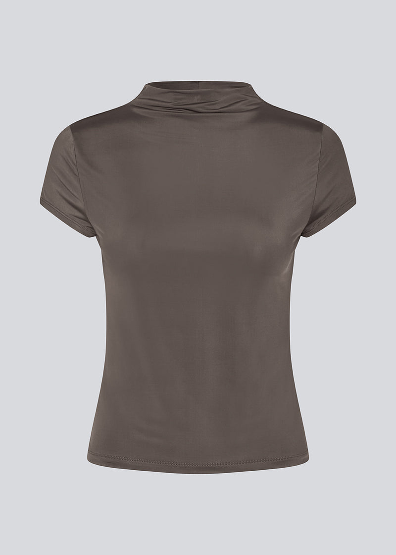 Fitted top in brown in an elastic material. KizzeyMD top has short sleeves and a high neck.