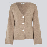 Flat knitted cardigan with a V-neck in 100% wool. KlaytonMD cardigan is fitted and has long wide sleeves.