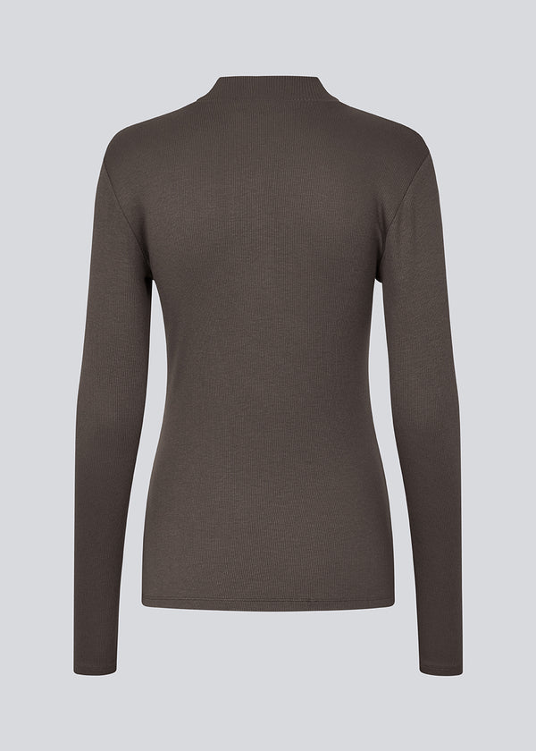 Long sleeved t-shirt with a high neck. Krown LS t-neck is in a ribbed quality and has a tight fit. The t-neck is in a nice EcoVero viscose quality.