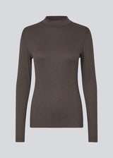 Long sleeved t-shirt with a high neck. Krown LS t-neck is in a ribbed quality and has a tight fit. The t-neck is in a nice EcoVero viscose quality.