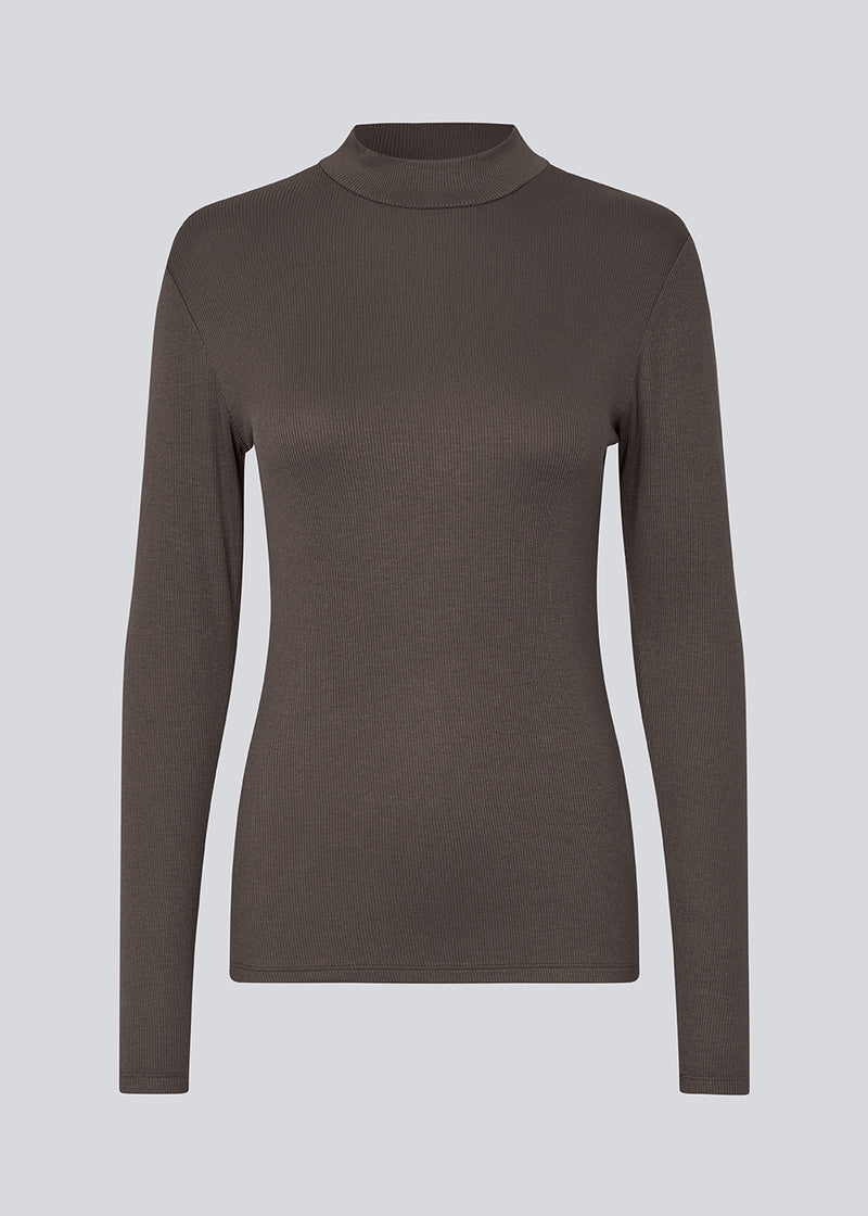 Long sleeved t-shirt with a high neck. Krown LS t-neck is in a ribbed quality and has a tight fit. The t-neck is in a nice EcoVero viscose quality.