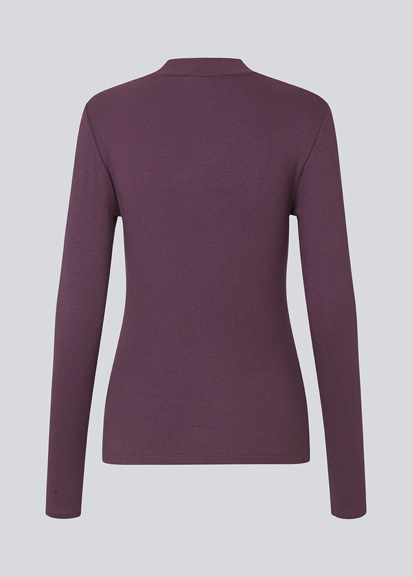 Long sleeved t-shirt with a high neck. Krown LS t-neck is in a ribbed quality and has a tight fit. The t-neck is in a nice EcoVero viscose quality.