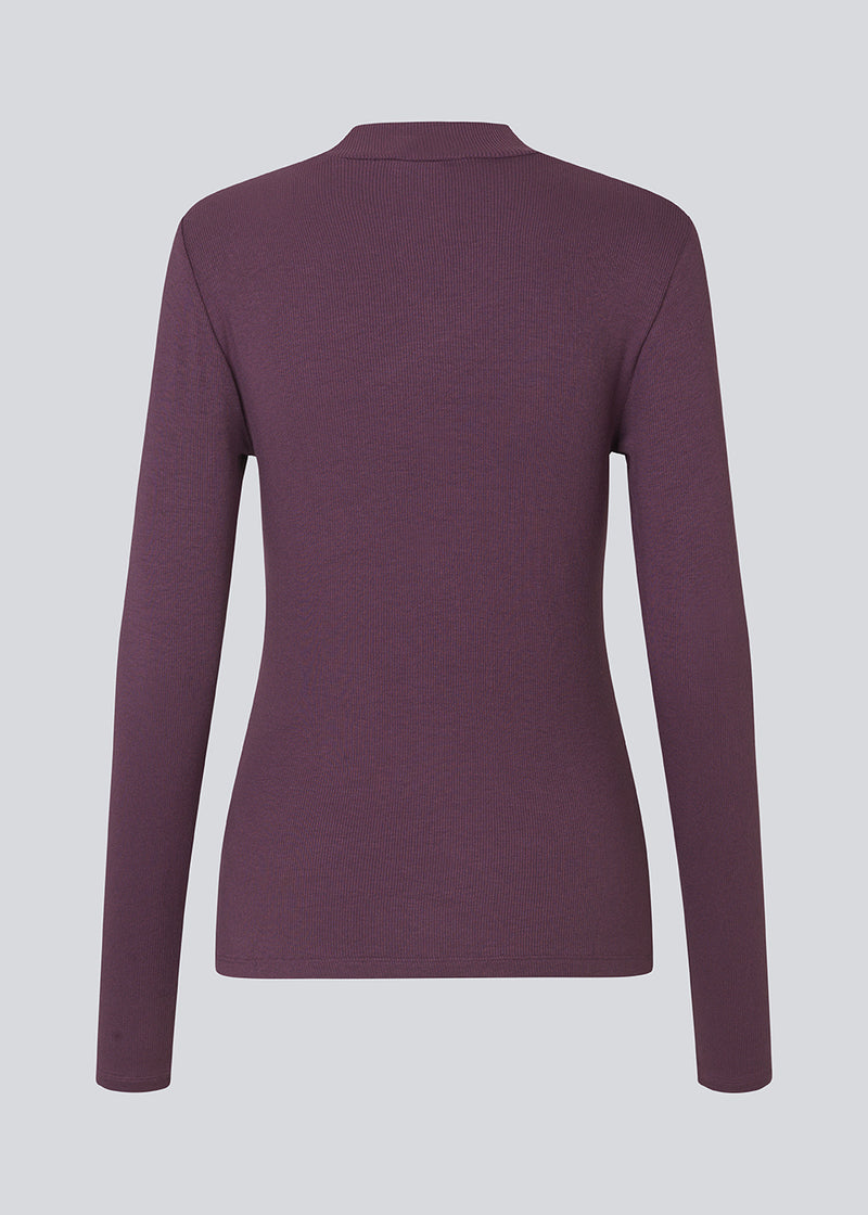 Long sleeved t-shirt with a high neck. Krown LS t-neck is in a ribbed quality and has a tight fit. The t-neck is in a nice EcoVero viscose quality.
