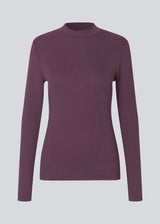 Long sleeved t-shirt with a high neck. Krown LS t-neck is in a ribbed quality and has a tight fit. The t-neck is in a nice EcoVero viscose quality.